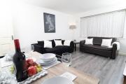 City Haven Modern 3 Bedroom Apartment with Private Parking