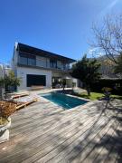 Vineyard House Newlands - with pool & views of Table Mountain