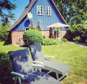 Die blaue Reetdachkate am Deich