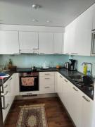 Kolmio, parvekkeet, meri, sauna ja keskustassa!