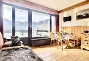 Résidence Le Bec Rouge - joli studio 4 personnes à Tignes ski aux pieds et proche des commerces dans le quartier du Lac. Situé au 6ème étage dune grande MAE-2125