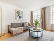 Sanders Regent 3 - Popular 3-Bdr Apt with Balcony in Centre