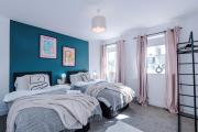 Stylish Grimsby 3-bedroom House with Wi-Fi & Parking Sleeps 6 by PureStay