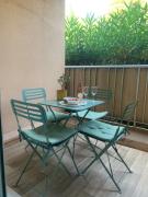 Studio climatisé avec wifi au calme sur le port.