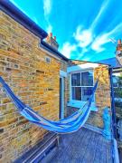 Elephant & Castle 2 bed Hammock Hangout