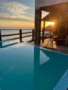 casamar com piscina e churrasqueira de frente para o mar