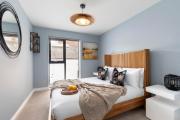 Elliot Oliver - Beautiful Two Bedroom Apartment With Parking in The Docks Elliot Oliver - Beautiful Two Bedroom Apartment With Parking in The Docks
