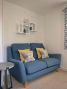 Bright 2-bedroom apartment with parking in Montrose Bright 2-bedroom apartment with parking in Montrose