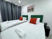 Spacious City Centre 2 Bedroom Flat with Hot Tub