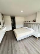 Modern 3 Bedroom Apartment with balcony