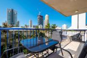 Surfers Central Escape - 200m to Surfers Paradise Beach