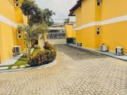 Apto no pavimento superior com 2 quartos (ambos com ar condicionado), Internet privativa 300MBPs, no condomínio Varandas da Praia a 150m da Praia de Taperapuã 1 vaga de garagem privativa.