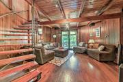 Tropical Cabana w Deck, Hot Tub & Lush Scenery!