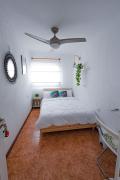 Habitación cama matrimonio piso compartido