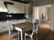 Casetta in piazza nel paese dei ciliegi