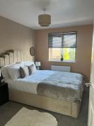 Cosy 2 Bed Service Apartment Netflix Hideaway Family Couples Staycation Tredegar Park Celtic Manor ICC Wales