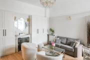 Champs-Élysées aparment sleeps 4 with AC