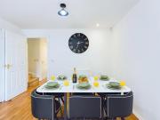 Signature Stays Accommodation - Cheltenham - Large 4 Bed House With Parking - Racecourse Accommodation