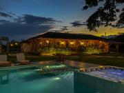 Casa campestre exclusiva con piscina y jacuzzi