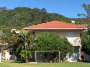 Paraíso com piscina para as férias em família