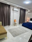 غرفة مستر بحمام فى التجمع الخامس رجال فقط