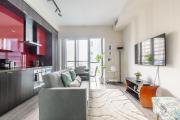 Downtown Condo Near CN Tower, Hot Tub, Pool Access