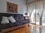 Departamento de dos ambientes con amplio balcón, muy luminoso