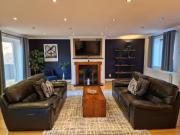 Large 4-bed house for up to 7 guests w 2x parking Large 4-bed house for up to 7 guests w 2x parking