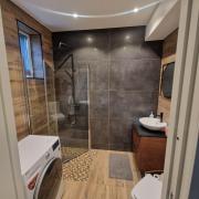 Stilren svit lägenhet med trädäck och laddstation