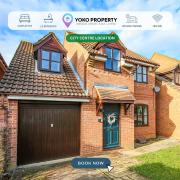 Detached House - Prime Location - Free Parking, Fast Wifi and Smart TVs with Sky TV and Netflix by Yoko Property