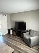 Cozy condo with no stairs, and arcades! 5 beds