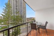 Broadbeach Beauty Walk to Beach & Free Parking