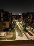 شقه مفروش الترا مودرن بارقى كمبوند بالشيخ زايد