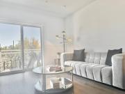 Silver Lake Stylish Penthouse One Bdrm with Parking included