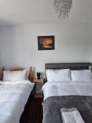 3-Beds Sleep 7 with Garden & Private Parking