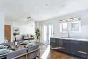 Beautiful 4BH with Study - 8 walk to Lake- Ideal for Contractors, Business and Family! Beautiful 4BH with Study - 8 walk to Lake- Ideal for Contractors, Business and Family!