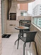 Apê com Churrasqueira na varanda a 400m da praia da Aviação