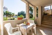 Komfortables Apartment wenige Minuten zur Altstadt von Porec und zum Strand mit Garten