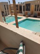 Serene Pool View 8Mins to Marina