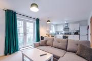 Sleeps 6, Free Parking, Perfect for Groups, Stunning Apartment with Balcony, Long Term Disc Sleeps 6, Free Parking, Perfect for Groups, Stunning Apartment with Balcony, Long Term Disc