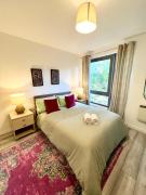 Modern two bedroom two bath opp tube station (central line)