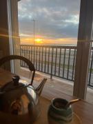 Amanecer frente al mar 2