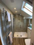 Cardiff Coach House with Hot Tub & Log Fire