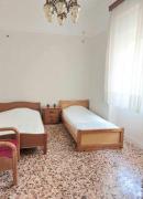 Κρεβάτια σε κοιτώνα 5 from metro