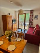 Appartement Vars sur les pistes de ski avec piscine