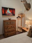 Cozy mountain cabin close walk to Midtown with AC