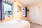 Stylish Luxury Retreat in Central Location with Free Parking & Wi-Fi