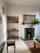 Beautiful sunlit room, 2 mins from beach, private garden Beautiful sunlit room, 2 mins from beach, private garden