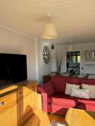 Kinsale Lodge · Cotswolds Lakeside - Spring Lake