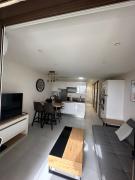 T2 Hyeres La Bergerie vue mer 50 M de la plage